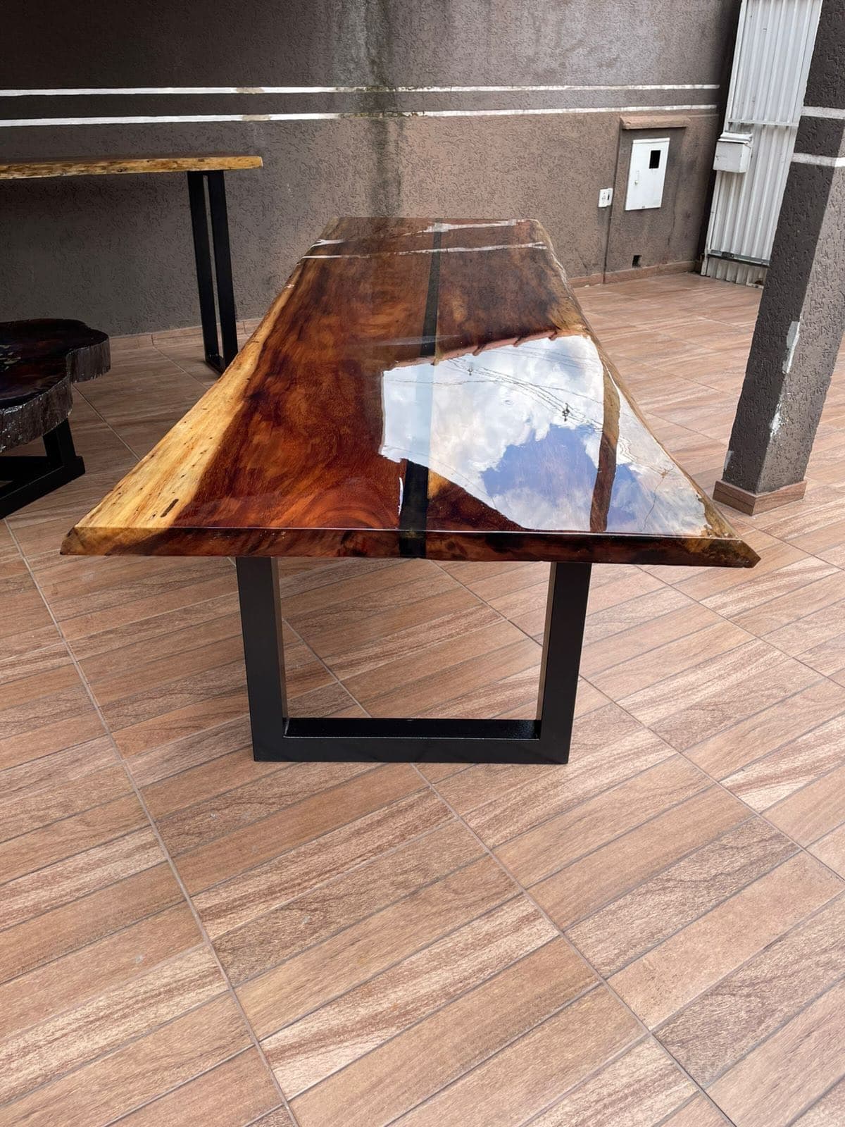 Mesa de jantar em madeira macica com resina