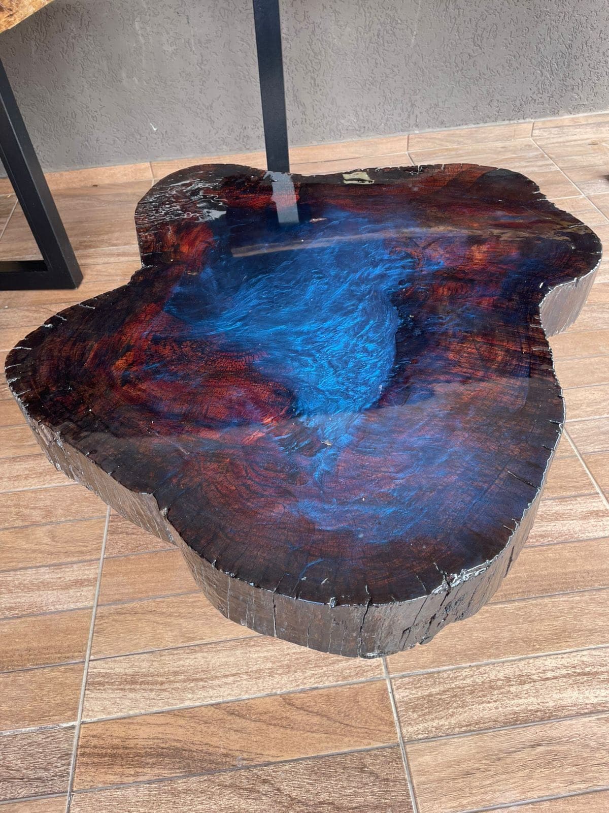 Mesa de centro river table com resina azul e madeira nobre